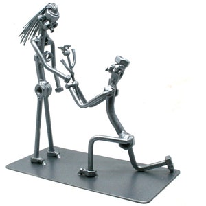 Verlobungsgeschenk, Schraubenmuttern Metallskulptur, Heiratsantrag Handgemachte Verzierungsfigur Schrottmetallskulptur. 10mm breit und ca