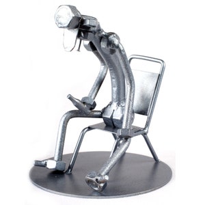 Homme ivre - sculpture en métal soudée, figurines miniatures à collectionner, sculpture en métal de noix et de robots, décor d'étagère de grotte pour hommes