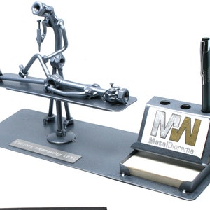 Personalisierte Orthopaedist Desc Organizer Geschenk Muttern und Schrauben Skulptur, kundenspezifische Visitenkarte stehen geschweißte Metallkunst, Wertschätzung Geschenk