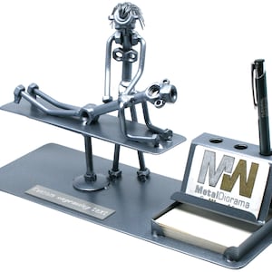 Masseur geschweißte Metallkunst mit Visitenkartenhalter, Masseur Frau Geschenk Schraubenmuttern Skulptur, Massage Therapie Kunst Schrottmetallkunst