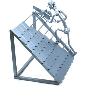 Idea de regalo de techador hecha a mano, escultura de metal con tuercas y tornillos, figura decorativa, arte de techado, arte de metal soldado, escultura de acero de mecánico de techos,