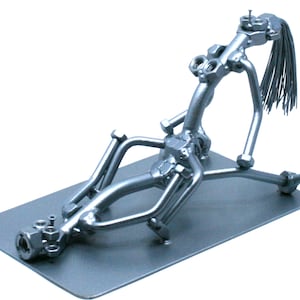 Jungvermählten geschweißte Metallkunstskulptur Geschenk für Flitterwochen, Liebespaar Lustige Junggesellenparty Trauzeugen Geschenk, handgemachte Verzierungsfigurine bilden
