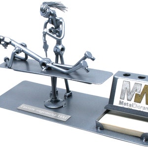 Personalisierte Metallskulptur Geschenk für Krankenschwester mit Spritze. Altmetall Minifigur geschweißte Metallkunst mit Visitenkartenhalter