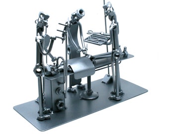 Escultura de tuercas y tornillos de cirujano ortopédico, regalo para estudiantes de medicina de cirugía de reemplazo de cadera, arte de metal soldado, arte reciclado, regalo para médico