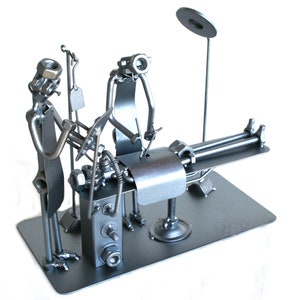 OP-Doktor Statue Geschenk, Anästhesiologische Krankenschwester Muttern und Schrauben Metall Skulptur Graduierung Geschenk, handgemachte Verzierung Stahlfigurine