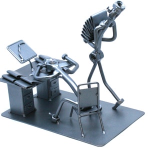 Home Office, Sleeping At The Office / Computer Programmierer Männer / Buchhalter Männer Geschenk Schrauben und Muttern Skulptur