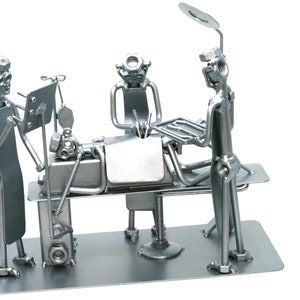 Stahl Scuplture Medizinischer Visitenkartenhalter, Schrauben und Muttern Back Surgery Bleistifthalter Arzt Geschenk, geschweißtes Metall Kunst Phd Abschlussgeschenk