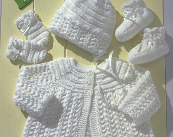 Modèle de tricot pour veste/manteau bébé Matinee, chaussons, mitaines et bonnet inclus 34 à 50 cm de poitrine - En anglais uniquement