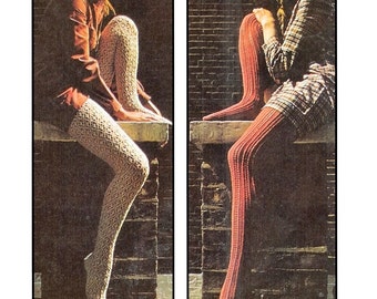 Peut inclure: Deux femmes portant des collants à motifs, l'un en crème et l'autre en rouge, assises sur un mur en briques. La femme en collants crème porte une chemise rouge et la femme en collants rouges porte une chemise à carreaux.
