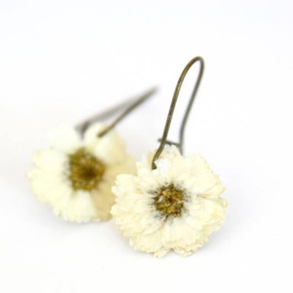 white flower earring, resin flower, resin jewely, delicate earrings, fine earrings, eco friend, nature earrings, flower power, for x'mas