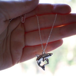 Shark Necklace Shark Pendant Jaws Necklace Shark Week Charm Great White Necklace Personalised Initial Birthstone crystal imagem 4