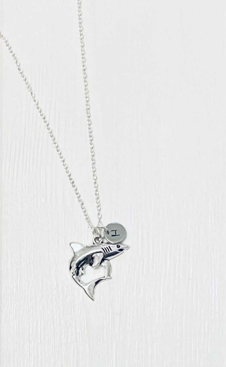 Shark Necklace Shark Pendant Jaws Necklace Shark Week Charm Great White Necklace Personalised Initial Birthstone crystal imagem 6