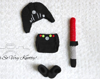 Op Darth Vader geïnspireerd gehaakt babykostuum, muts, luierhoes, laarzen en sabel