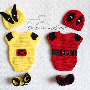 Puede incluir: Dos conjuntos de bebé de ganchillo, uno amarillo y otro rojo, con gorros y botines a juego. El conjunto amarillo es un disfraz de Lobezno, y el conjunto rojo es un disfraz de Deadpool. Los conjuntos están sobre un fondo blanco.