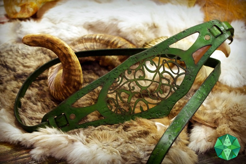 cintura in cuoio di colore verde con intaglio sul fronte in uno stile simile al liberty. Regolabile tramite lunga cinta che cinge la vita e che finisce con una fibbia. Prodotto fatto a mano con cuoio toscano.