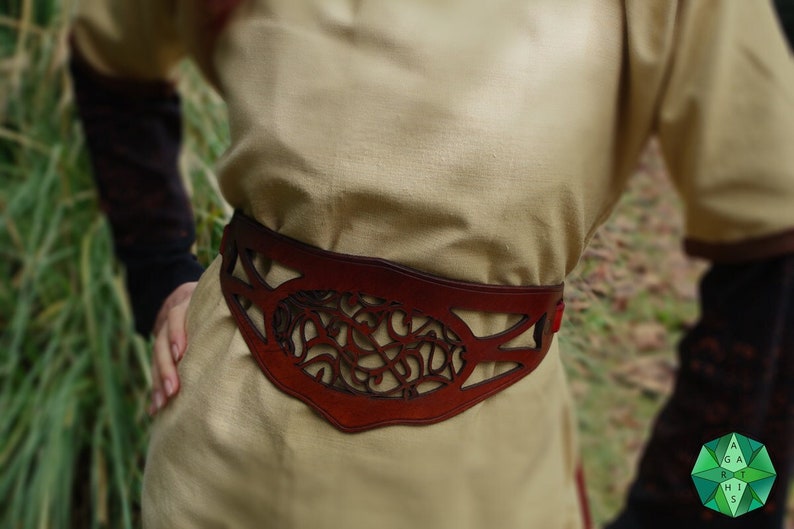 Cintura da donna realizzata con disegno originale e intaglio che ricorda lo stile liberty. Realizzata in diversi colori ha un ottima vestibilità perche si compone di una parte centrale e poi di una lunga cinghia regolabile.