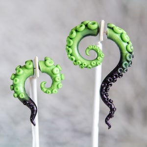 Cthulhu, tentacules phosphorescents dans le noir Boucles d'oreilles en résine tentacule/poulpe, boucles d'oreilles pieuvre, cadeau de plongeur image 1