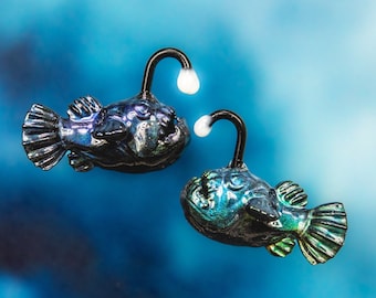 Boucles d'oreilles à changement de couleur d'humeur de poisson pêcheur, boucles d'oreilles de biologiste marin, boucles d'oreilles d'océan, cadeau de plongeur