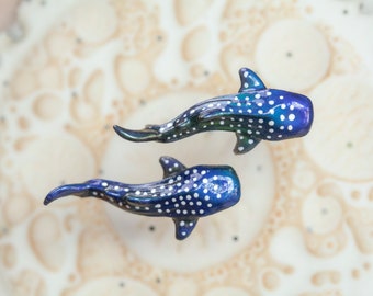 Édition 2024 - Boucles d'oreilles requin baleine en titane de 2,5 cm aux couleurs changeantes, boucles d'oreilles hypoallergéniques, cadeau de plongeur