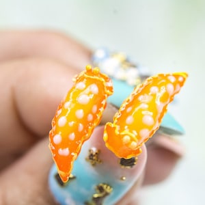 Armina maculata que brilla en la oscuridad, pendientes de nudibranquio, pendientes de babosa marina, joyas de nudibranquio, prendedores de solapa, figuras en miniatura, colgantes