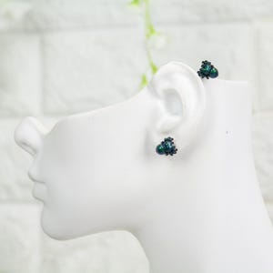 Color Changing titanium jumping spider earrings, hypoallergenic earrings, entomologist earrings, lapel pins, miniature figures, pendants 画像 3