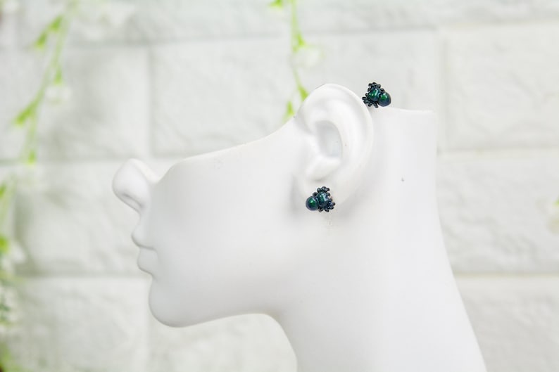 Color Changing titanium jumping spider earrings, hypoallergenic earrings, entomologist earrings, lapel pins, miniature figures, pendants 画像 3