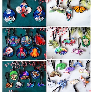 Puede incluir: Una colecci&oacute;n de adornos redondos y de formas &uacute;nicas con cintas negras. Los adornos presentan diversas criaturas marinas, insectos y temas fant&aacute;sticos. El texto "FIND ALL THE WEIRD WONDERS IN THE ORNAMENT SECTION" est&aacute; en la parte superior.