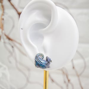 Pendientes de dragón durmiente de titanio con cambio de color arcoíris, hipoalergénicos, regalo para buceadores, prendedores de solapa y figuras en miniatura. imagen 3