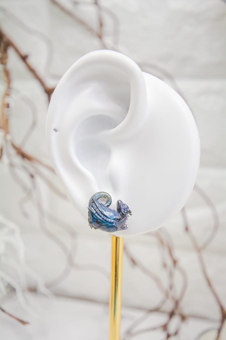 Pendientes de dragón durmiente de titanio con cambio de color arcoíris, hipoalergénicos, regalo para buceadores, prendedores de solapa y figuras en miniatura. imagen 3