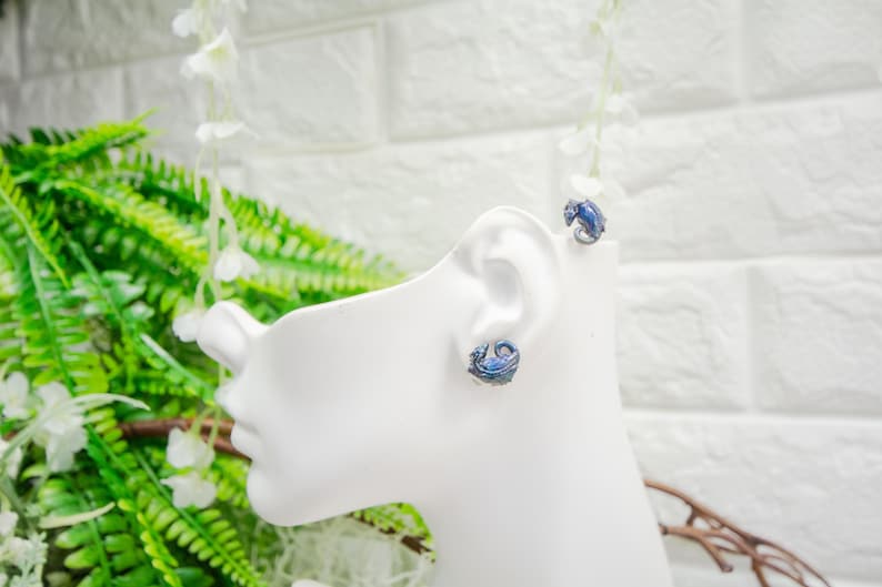 Pendientes de dragón durmiente de titanio con cambio de color arcoíris, hipoalergénicos, regalo para buceadores, prendedores de solapa y figuras en miniatura. imagen 4