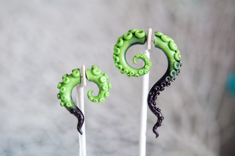 Cthulhu, tentacules phosphorescents dans le noir Boucles d'oreilles en résine tentacule/poulpe, boucles d'oreilles pieuvre, cadeau de plongeur image 1