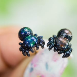 Color Changing titanium jumping spider earrings, hypoallergenic earrings, entomologist earrings, lapel pins, miniature figures, pendants 画像 1