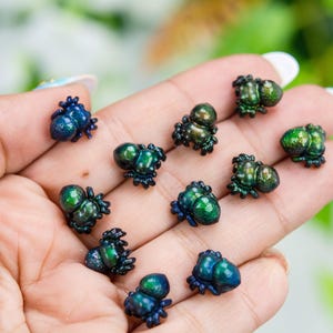 Color Changing titanium jumping spider earrings, hypoallergenic earrings, entomologist earrings, lapel pins, miniature figures, pendants 画像 5
