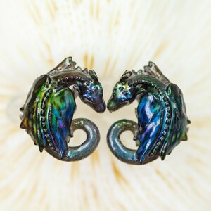 Pendientes de dragón durmiente de titanio con cambio de color arcoíris, hipoalergénicos, regalo para buceadores, prendedores de solapa y figuras en miniatura. imagen 2
