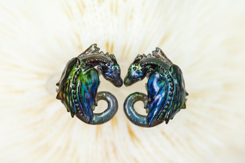 Pendientes de dragón durmiente de titanio con cambio de color arcoíris, hipoalergénicos, regalo para buceadores, prendedores de solapa y figuras en miniatura. imagen 2