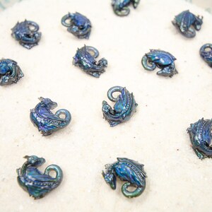Pendientes de dragón durmiente de titanio con cambio de color arcoíris, hipoalergénicos, regalo para buceadores, prendedores de solapa y figuras en miniatura. imagen 5