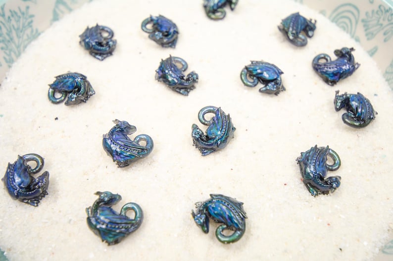 Pendientes de dragón durmiente de titanio con cambio de color arcoíris, hipoalergénicos, regalo para buceadores, prendedores de solapa y figuras en miniatura. imagen 5