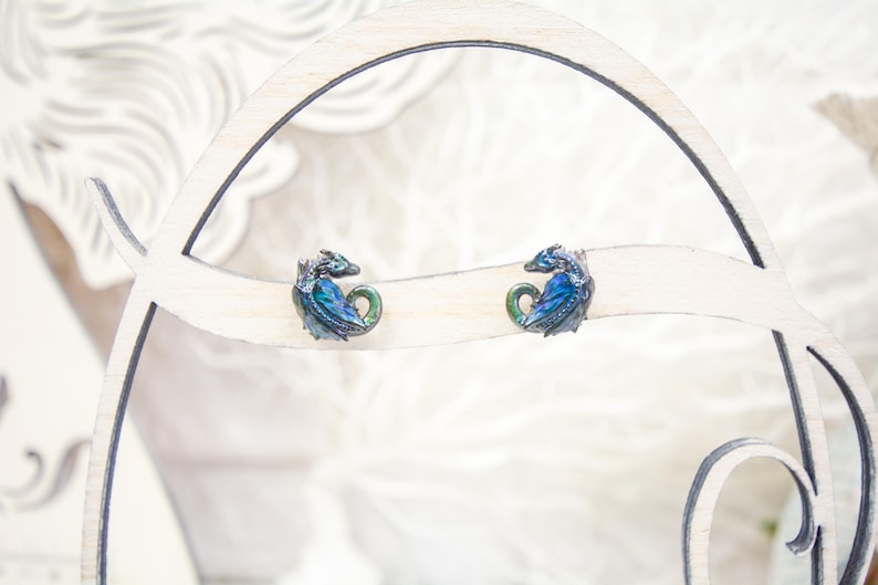 Pendientes de dragón durmiente de titanio con cambio de color arcoíris, hipoalergénicos, regalo para buceadores, prendedores de solapa y figuras en miniatura. imagen 6