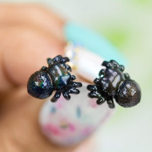 Color Changing titanium jumping spider earrings, hypoallergenic earrings, entomologist earrings, lapel pins, miniature figures, pendants 画像 9