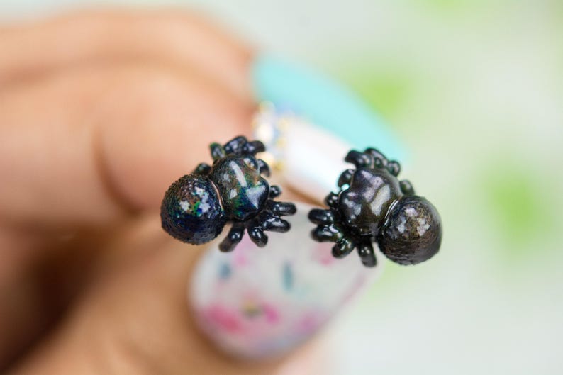 Color Changing titanium jumping spider earrings, hypoallergenic earrings, entomologist earrings, lapel pins, miniature figures, pendants 画像 9