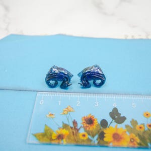 Pendientes de dragón durmiente de titanio con cambio de color arcoíris, hipoalergénicos, regalo para buceadores, prendedores de solapa y figuras en miniatura. imagen 7