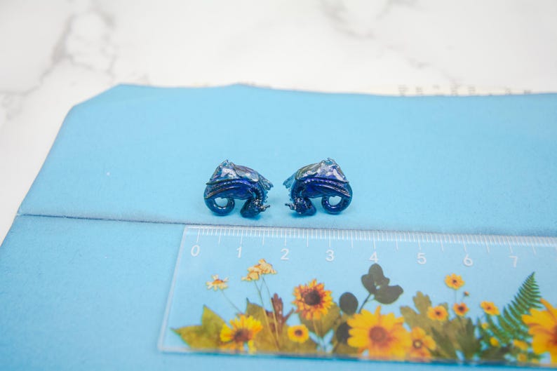 Pendientes de dragón durmiente de titanio con cambio de color arcoíris, hipoalergénicos, regalo para buceadores, prendedores de solapa y figuras en miniatura. imagen 7