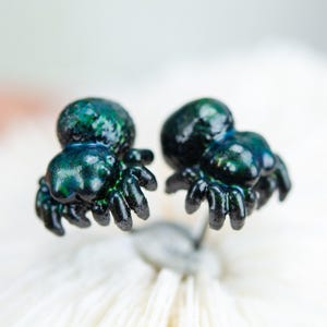 Color Changing titanium jumping spider earrings, hypoallergenic earrings, entomologist earrings, lapel pins, miniature figures, pendants 画像 7