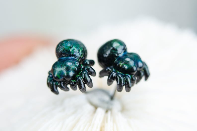 Color Changing titanium jumping spider earrings, hypoallergenic earrings, entomologist earrings, lapel pins, miniature figures, pendants 画像 7