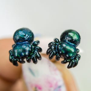 Color Changing titanium jumping spider earrings, hypoallergenic earrings, entomologist earrings, lapel pins, miniature figures, pendants 画像 8