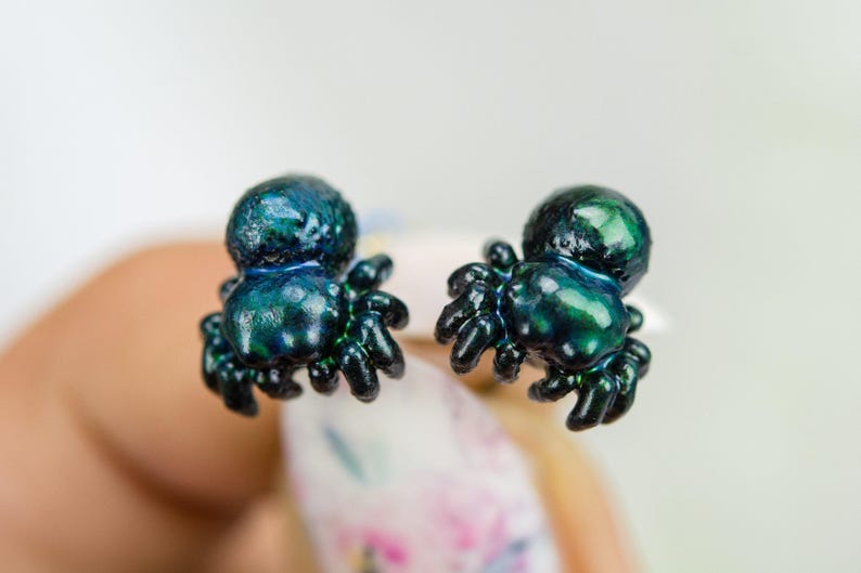 Color Changing titanium jumping spider earrings, hypoallergenic earrings, entomologist earrings, lapel pins, miniature figures, pendants 画像 8