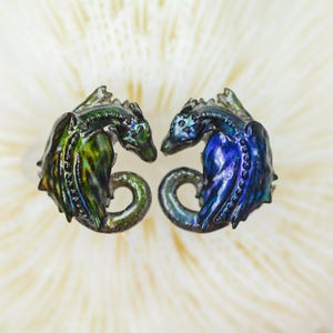 Pendientes de dragón durmiente de titanio con cambio de color arcoíris, hipoalergénicos, regalo para buceadores, prendedores de solapa y figuras en miniatura. imagen 8