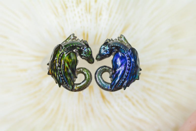 Pendientes de dragón durmiente de titanio con cambio de color arcoíris, hipoalergénicos, regalo para buceadores, prendedores de solapa y figuras en miniatura. imagen 8