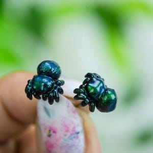 Color Changing titanium jumping spider earrings, hypoallergenic earrings, entomologist earrings, lapel pins, miniature figures, pendants 画像 10