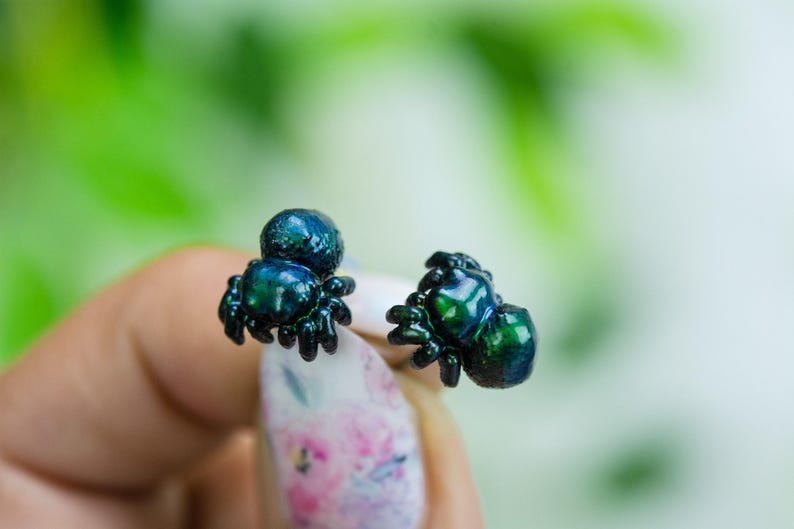 Color Changing titanium jumping spider earrings, hypoallergenic earrings, entomologist earrings, lapel pins, miniature figures, pendants 画像 10